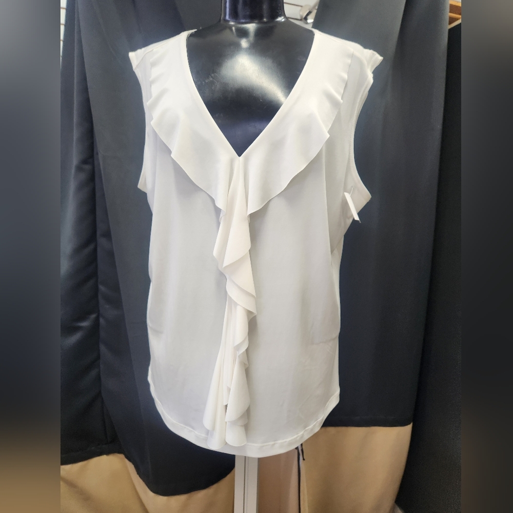 T-shirt. White. Size M.